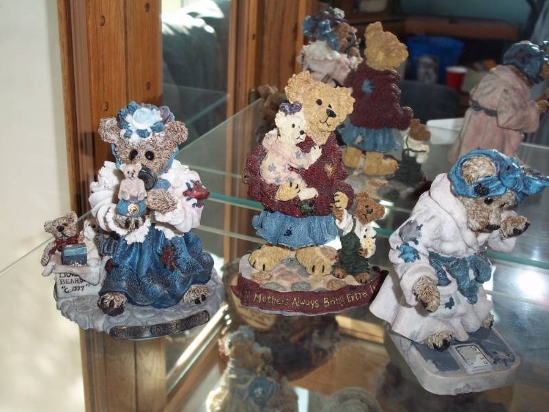 lot 22 image: Collection of Bearstone bears by Boyds Bears and Friends