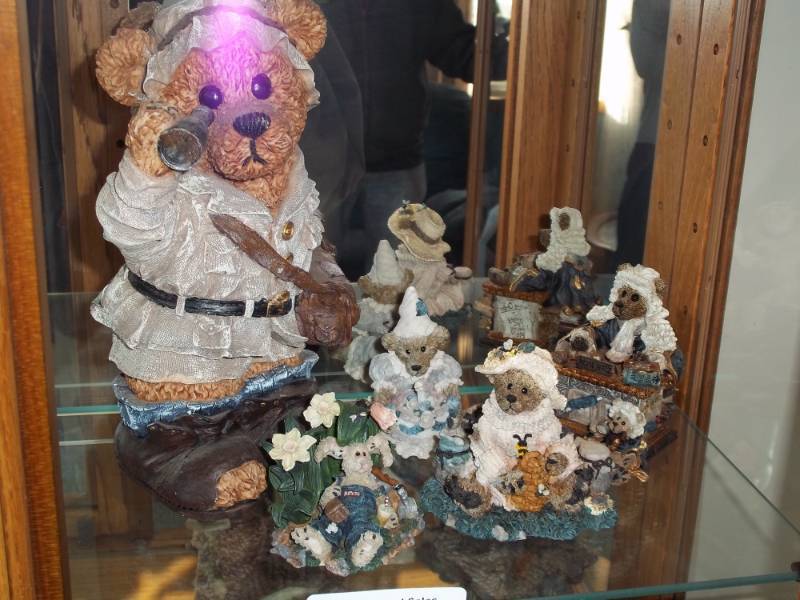 lot 25 image: Collection of Bearstone bears by Boyds Bears and Friends