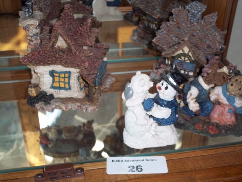 lot 26 image: Collection of Bearstone bears by Boyds Bears and Friends
