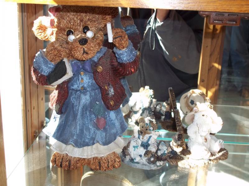 lot 27 image: Collection of Bearstone bears by Boyds Bears and Friends
