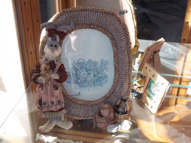 lot 28 image: Collection of Bearstone bears by Boyds Bears and Friends