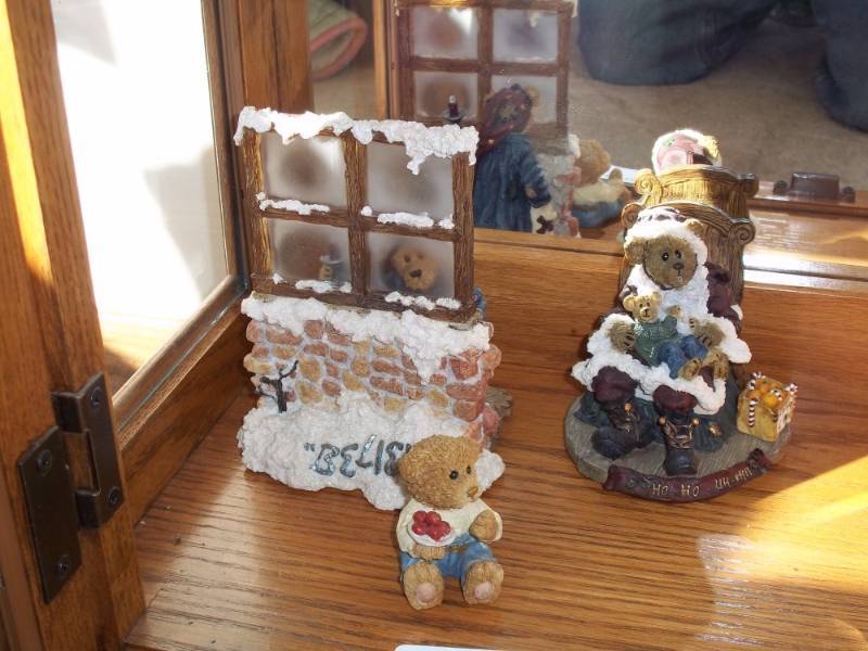 lot 29 image: Collection of Bearstone bears by Boyds Bears and Friends
