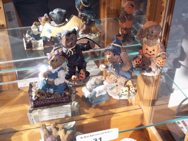 lot 31 image: Collection of Bearstone bears by Boyds Bears and Friends