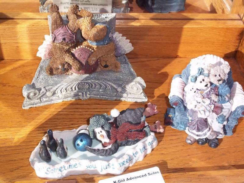 lot 32 image: Collection of Bearstone bears by Boyds Bears and Friends