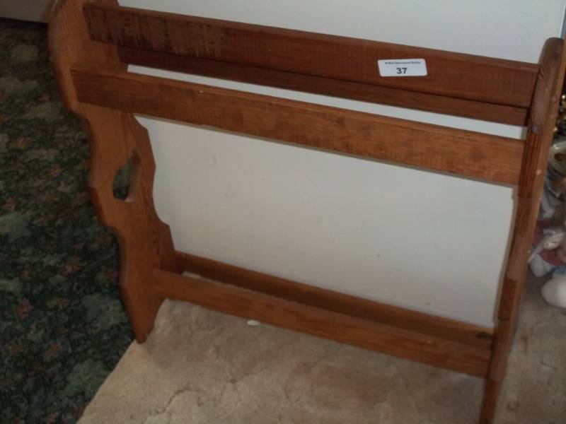 lot 37 image: Quilt rack
