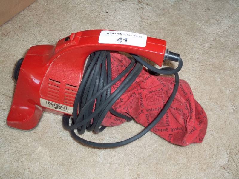 lot 41 image: Dirt Devil hand vac