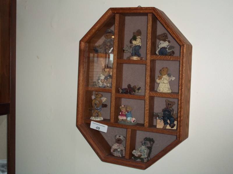 lot 49 image: Bearstone bears in picture box display