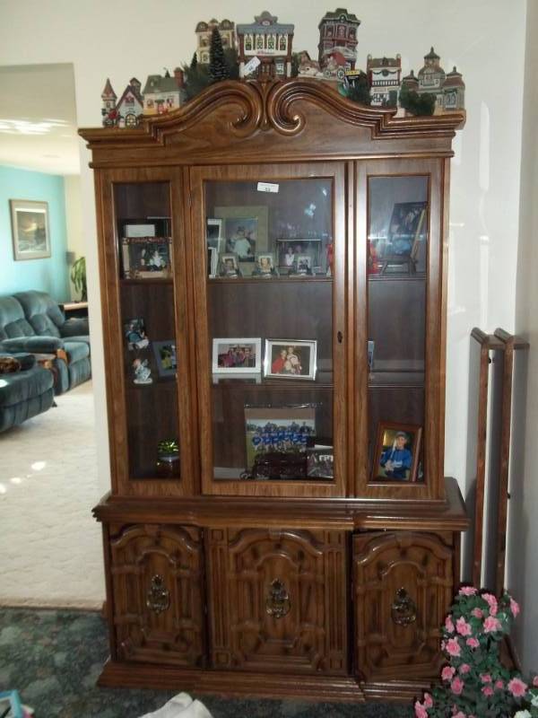 lot 53 image: Large hutch with shelves and 2 doors on the bottom