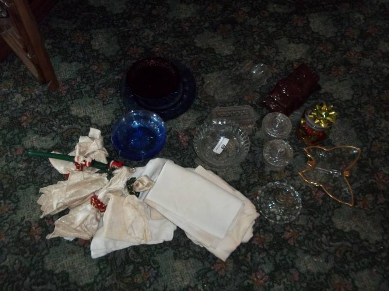 lot 60 image: Glassware with napkins and butterfly plate