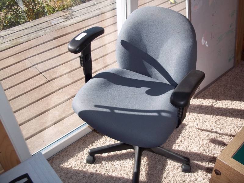 lot 67 image: Desk chair