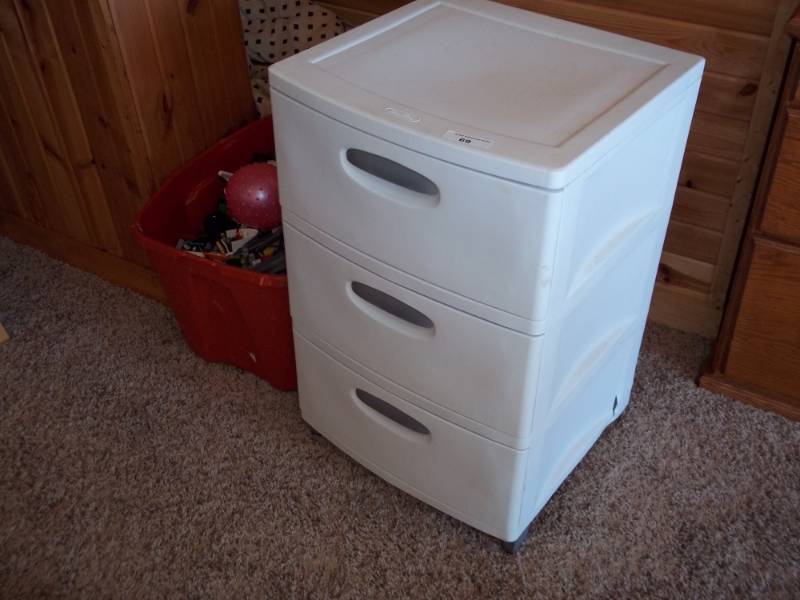 lot 69 image: Storage dresser plastic