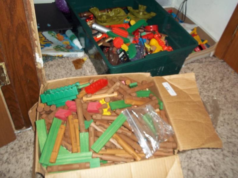 lot 88 image: 2 large boxed of Lincoln logs with toys