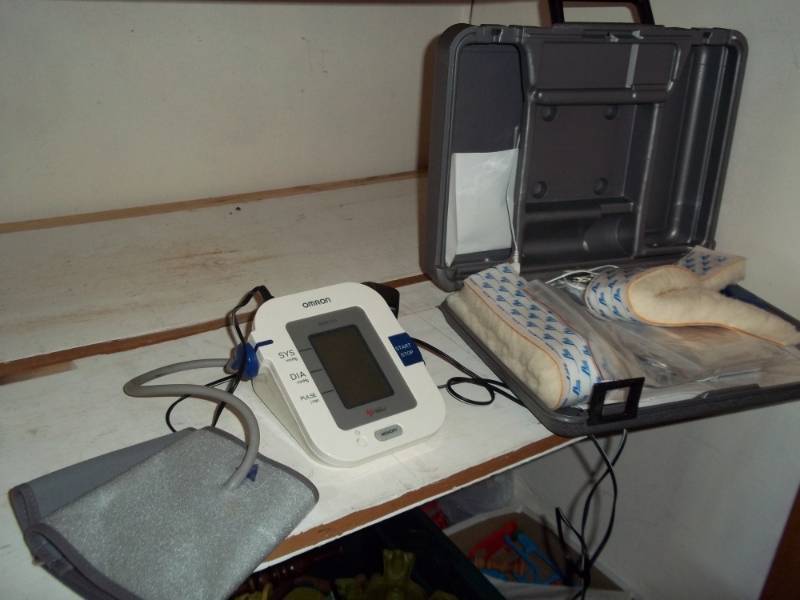 lot 89 image: Medical supplies includes blood pressure cuff