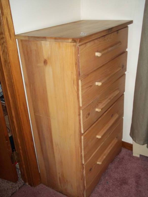 lot 92 image: Wood Dresser 5 drawer