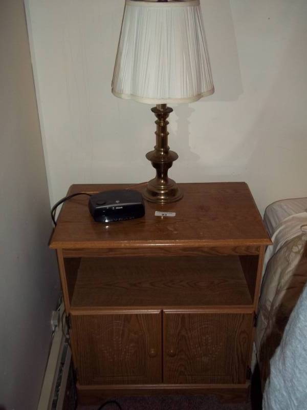 lot 93 image: Night stand with lamp and alarm clock