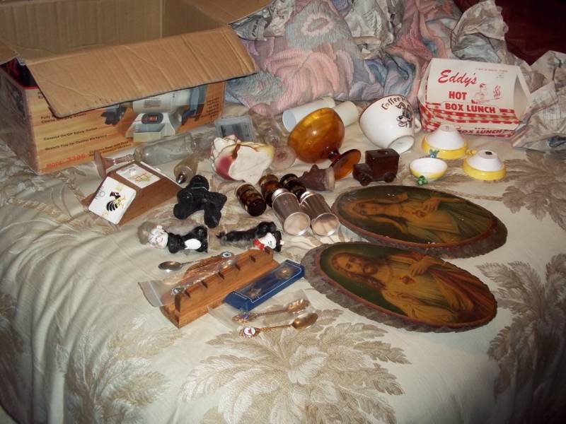 lot 95 image: Decor items with spoon holder, spoons and ceramic dcor items