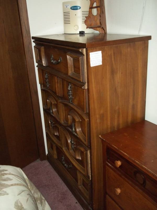 lot 98 image: Wood Dresser 5 drawer