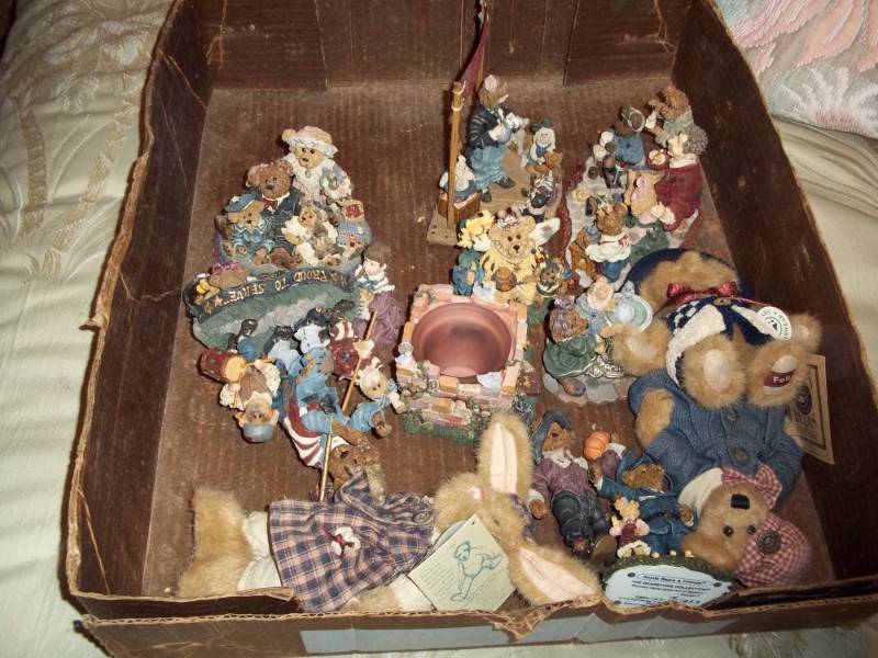lot 104 image: Collection of Bearstone bears by Boyds Bears and Friends
