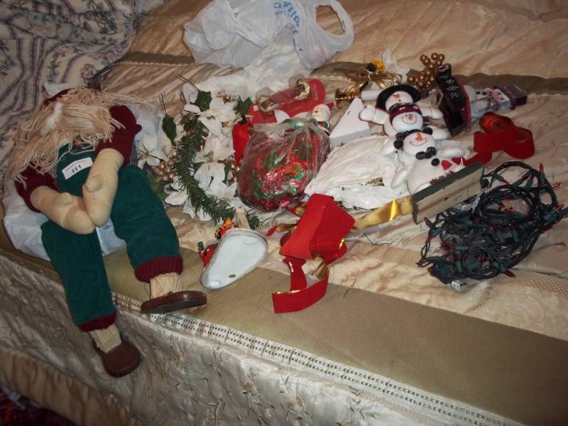 lot 111 image: Christmas dcor with lights