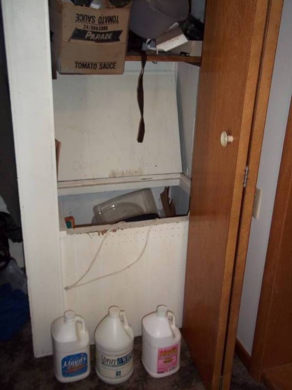 lot 127 image: Every thing in closet includes cleaners,
