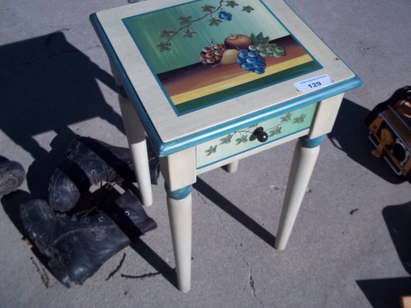 lot 129 image: small dcor table