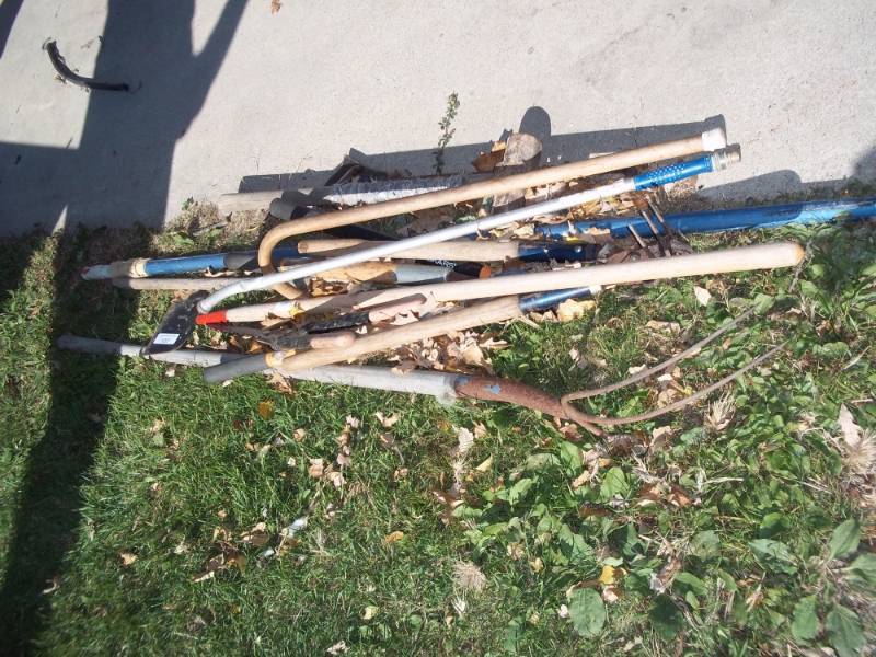 lot 137 image: Tools including fork, ice scraper, Hedge shears, loppers.