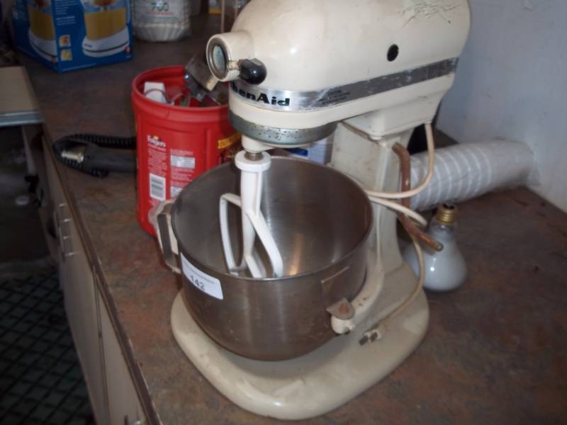 lot 142 image: Kitchen aid Mixer with bowl