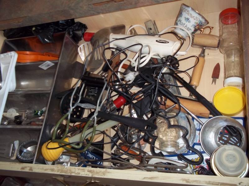 lot 144 image: Drawer full of assorted items