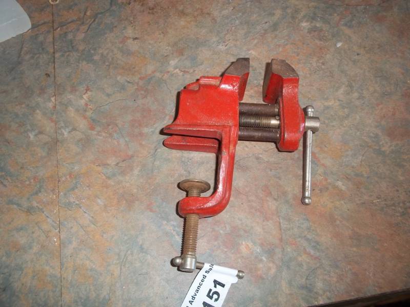 lot 151 image: Clamp on table vice