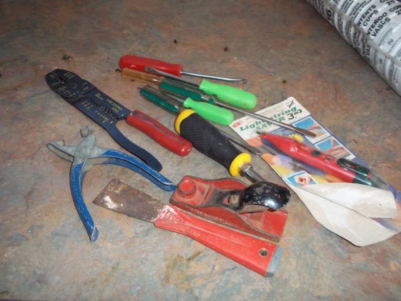 lot 153 image: Lot of tools with screwdriver and electrical pliers