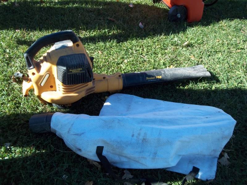 lot 165 image: Poulan pro SM400 leaf blower with bag