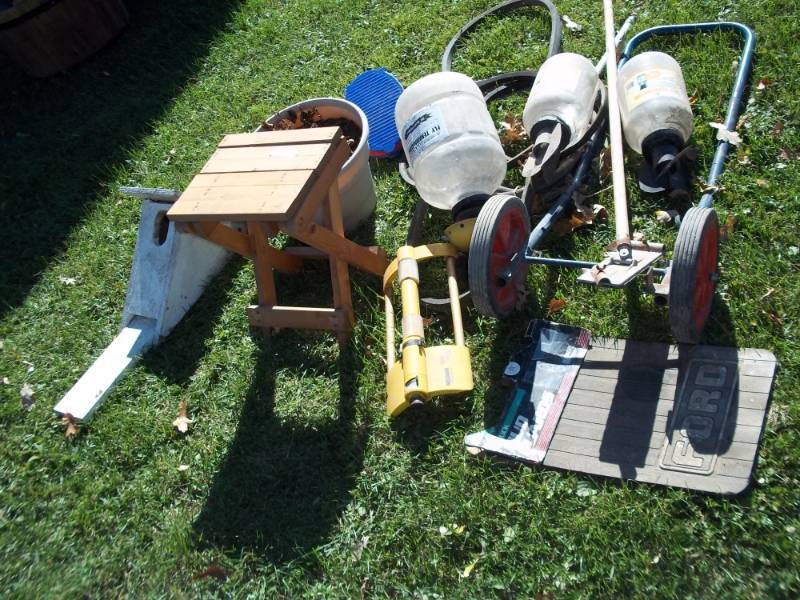 lot 170 image: Outdoor supplies lot with bird house and sprinkler