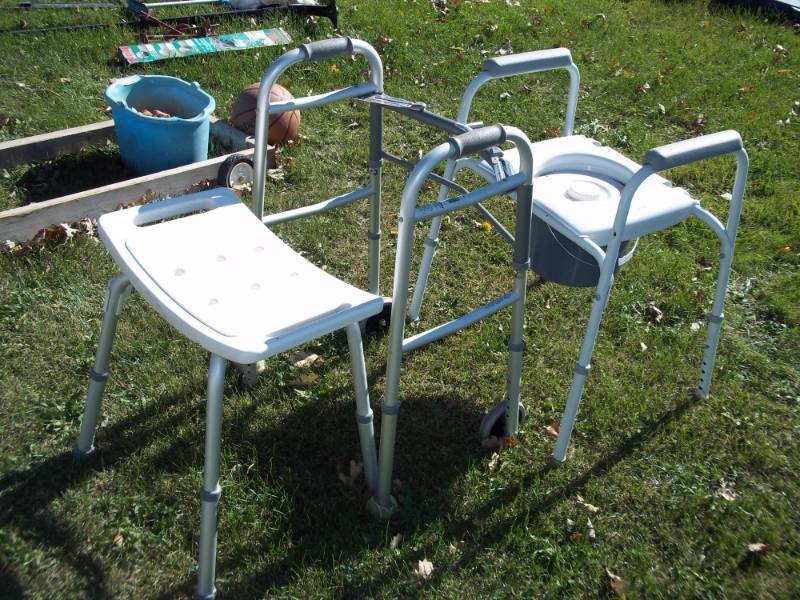 lot 174 image: Bath stool, walker, and potty chair