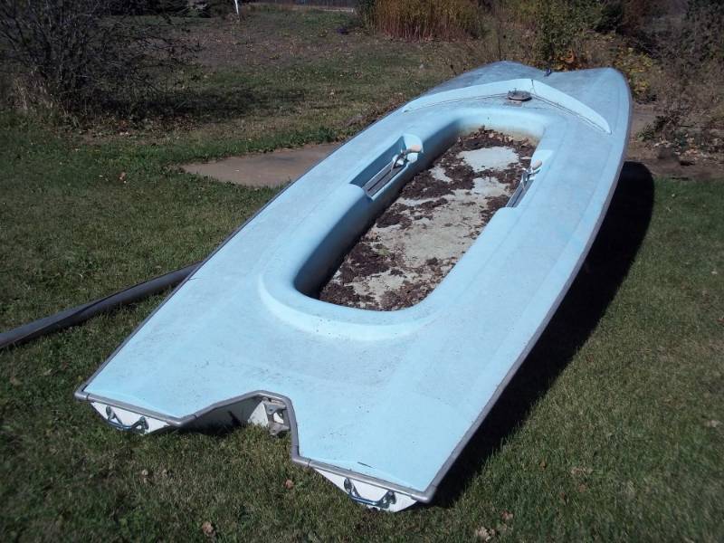 lot 178 image: Starcraft Sailboat for repair needs sails.