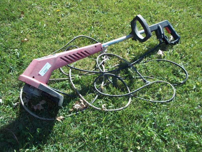 lot 180 image: Toro 12 cut trimmer