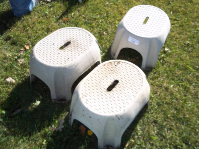lot 182 image: 3 stools