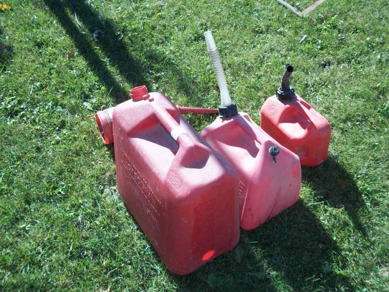 lot 194 image: 3 gas cans