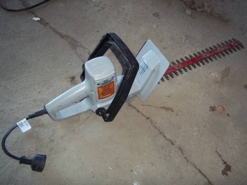 lot 205 image: 18 Hedge trimmer