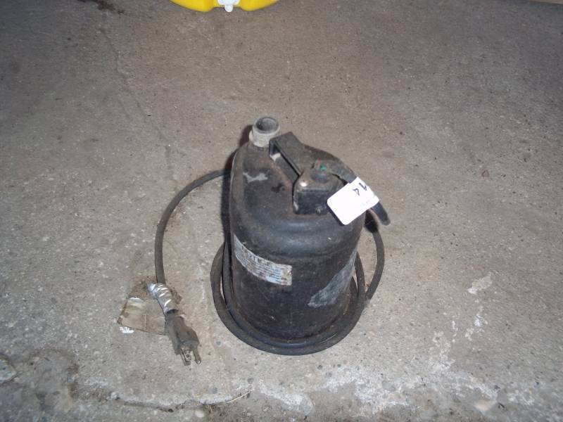 lot 214 image: Submersible pump