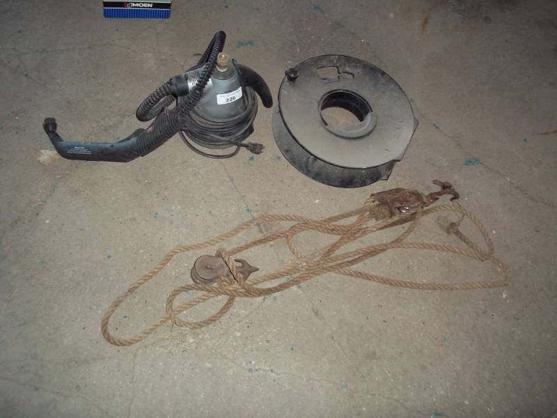 lot 226 image: Shark vac with rope and tackle with cord reel