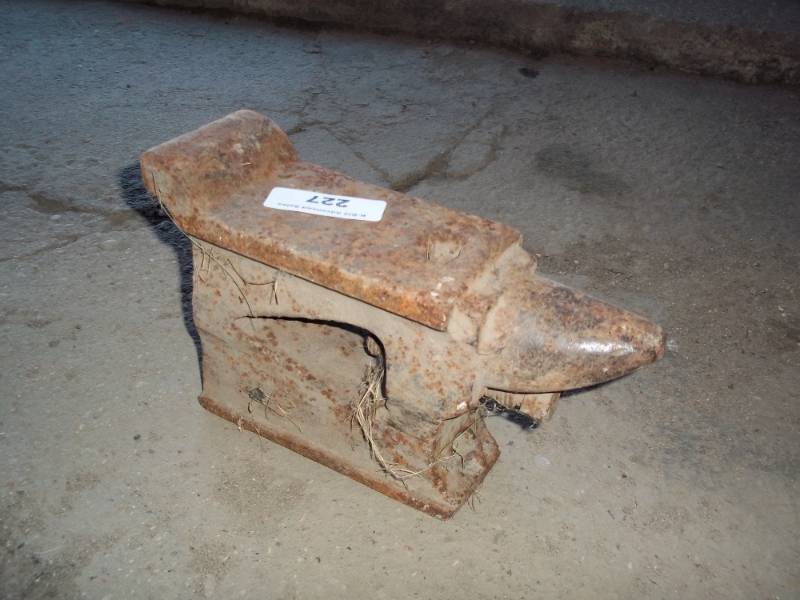 lot 227 image: Anvil