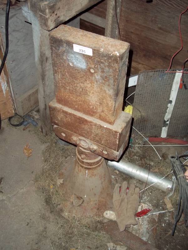 lot 235 image: Large anvil with base