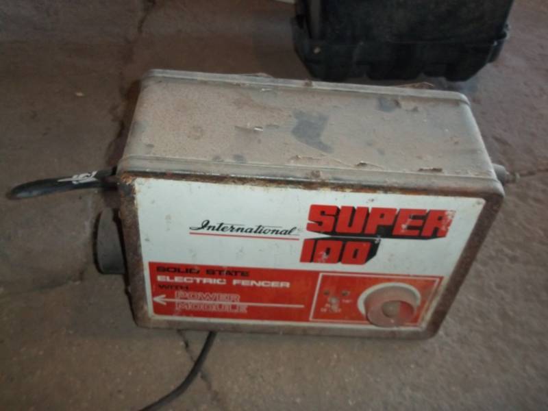 lot 241 image: Super 100 International electric Fencer