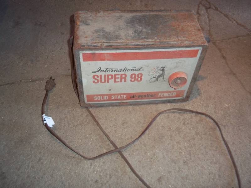 lot 242 image: Super 98 International electric Fencer
