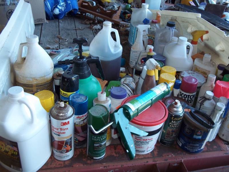lot 252 image: Lot of paint, cleaning supplies, etc