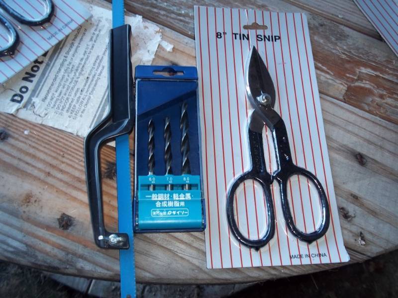 lot 258 image: Tin Snip, Drill Bits, Hack Saw