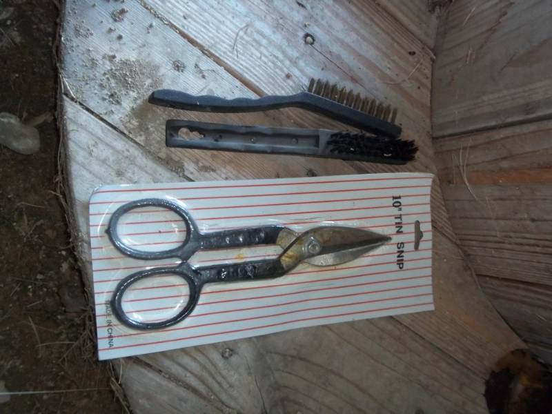 lot 267 image: Tin Snip, 2 - small wire brushes