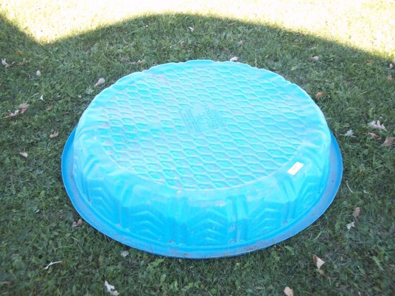 lot 311 image: Kids Plastic Pool