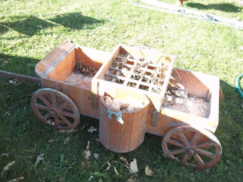 lot 322 image: Wood dcor wagon
