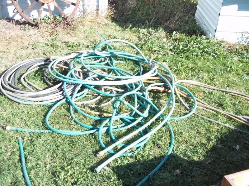 lot 323 image: Garden hoses